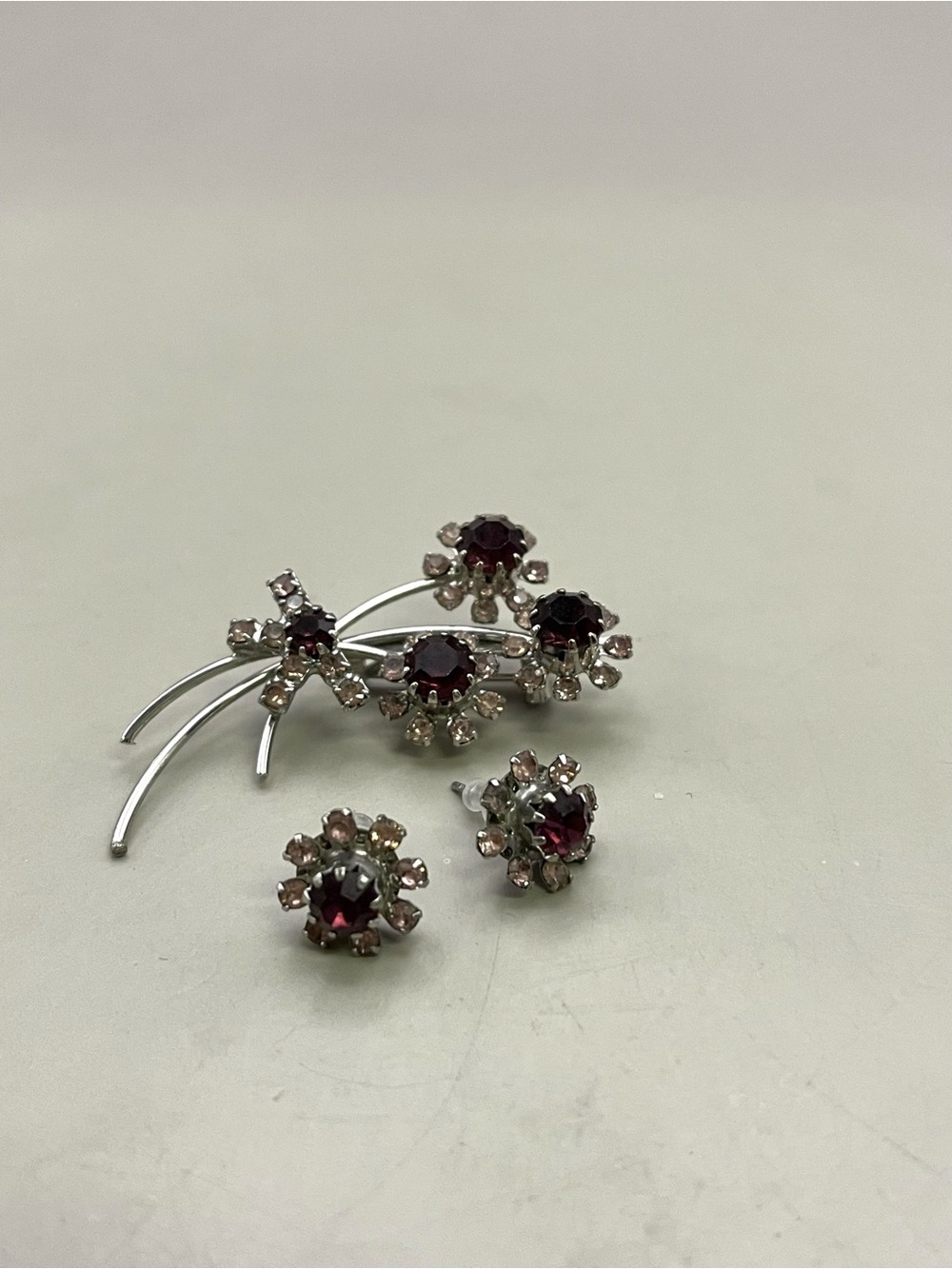 Vintage 1950s Floral Brooch & Earrings Set Purple Amethyst Rhinestone - Picture 4 of 7